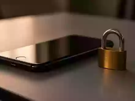 Symbolbild: Smartphone und Vorhängeschloss - Foto: über boerse-global.de