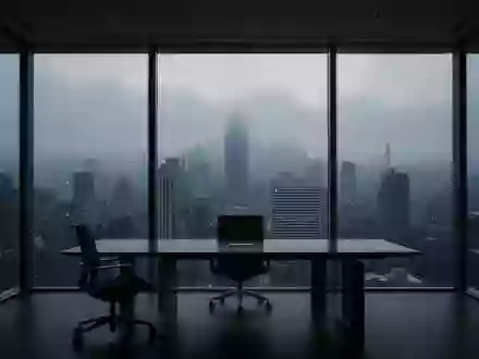 Ein leerer, minimalistischer Konferenzraum mit Blick auf eine neblige Stadtlandschaft in der Dämmerung. - Foto: über boerse-global.de