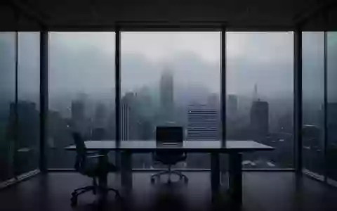 Ein leerer, minimalistischer Konferenzraum mit Blick auf eine neblige Stadtlandschaft in der Dämmerung. - Foto: über boerse-global.de