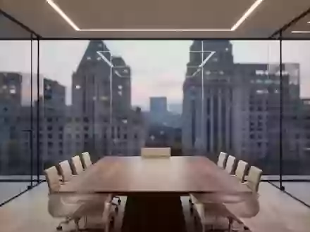 Ein minimalistischer, moderner Büro-Konferenzraum mit Blick auf eine urbane Skyline bei Dämmerung. - Foto: über boerse-global.de