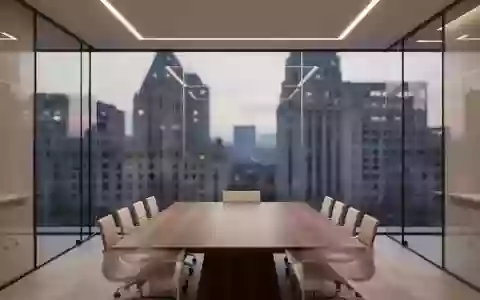 Ein minimalistischer, moderner Büro-Konferenzraum mit Blick auf eine urbane Skyline bei Dämmerung. - Foto: über boerse-global.de