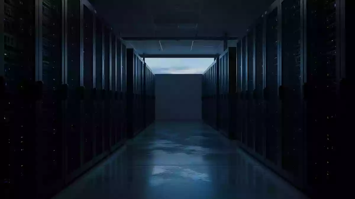Ein düsterer, minimalistischer Flur in einem Serverraum mit bläulichem Licht und Schatten, der die Bedrohung durch KI-Betrug symbolisiert. Illustration mit AI erstellt.