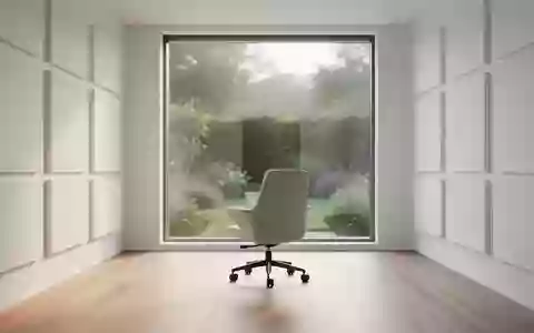 Ein minimalistischer, heller Forschungsraum mit Akustikpaneelen und Blick in einen Garten. - Foto: über boerse-global.de