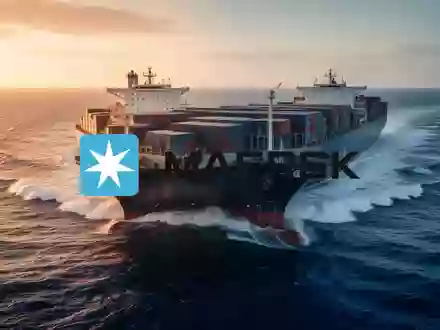Ein großes Containerschiff auf dem offenen Meer bei Sonnenuntergang als Symbol für den globalen Handel. - Foto: über boerse-global.de