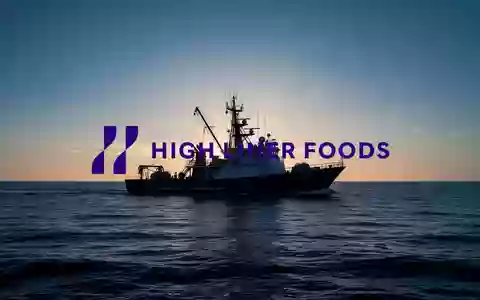 Abstrakte Darstellung eines Fischereischiffs auf dem offenen Meer bei Sonnenaufgang als Symbol für Unternehmensfusionen. - Foto: über boerse-global.de