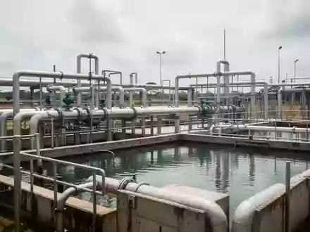 Moderne Wasseraufbereitungsanlage in Brasilien vor einem bewölkten Himmel. - Foto: über boerse-global.de