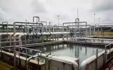 Moderne Wasseraufbereitungsanlage in Brasilien vor einem bewölkten Himmel. - Foto: über boerse-global.de