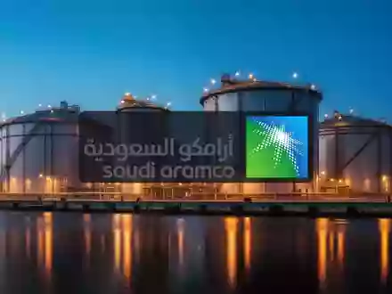 Moderne industrielle Öllagerstätte bei Dämmerung mit leuchtenden Sicherheitslichtern und Reflexionen im Wasser. - Foto: über boerse-global.de