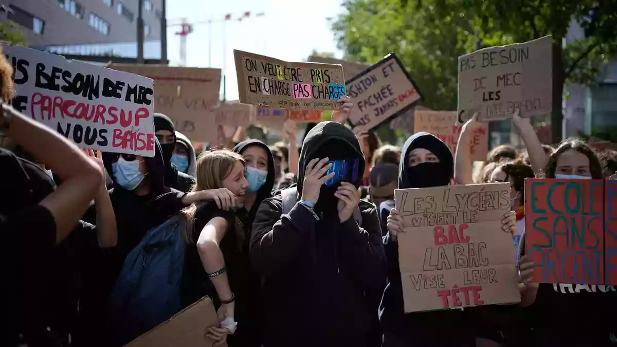 Seit Wochen demonstrieren die Schülerinnen und Schüler (Archivbild).  - Bild: Laurent Cipriani/AP/dpa