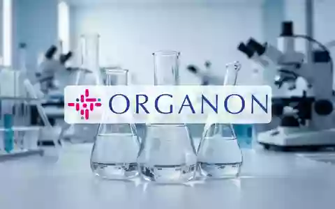 Abstrakte Darstellung einer modernen pharmazeutischen Forschungsumgebung mit Laborausrüstung bei gedimmtem Licht. - Foto: über boerse-global.de