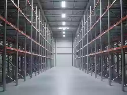 Ein minimalistisches, industrielles Lagerhaus mit hohen Metallregalen in einer symmetrischen Anordnung. - Foto: über boerse-global.de
