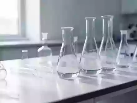 Ein steriler, moderner medizinischer Forschungslaborraum mit wissenschaftlichen Glasgefäßen auf einem sauberen Labortisch. - Foto: über boerse-global.de