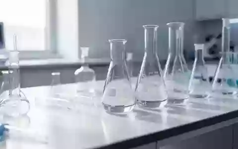 Ein steriler, moderner medizinischer Forschungslaborraum mit wissenschaftlichen Glasgefäßen auf einem sauberen Labortisch. - Foto: über boerse-global.de