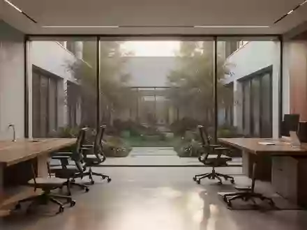 Ein minimalistisch gestaltetes, helles Büro mit Blick in einen begrünten Innenhof. - Foto: über boerse-global.de