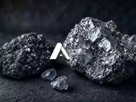 Rohkristalline Mineralproben auf einer dunklen, industriellen Oberfläche als Symbol für den Rohstoffmarkt. - Foto: über boerse-global.de