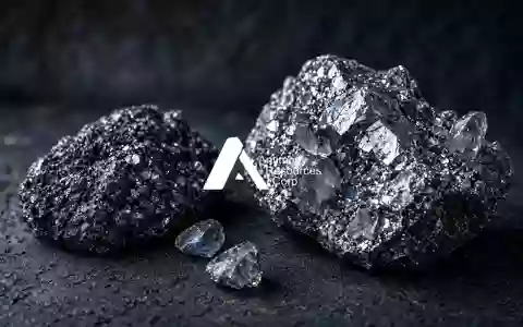 Rohkristalline Mineralproben auf einer dunklen, industriellen Oberfläche als Symbol für den Rohstoffmarkt. - Foto: über boerse-global.de