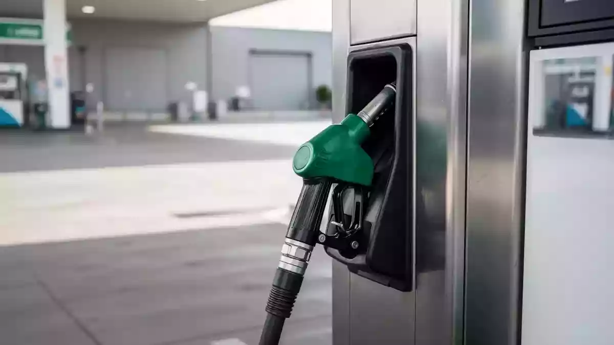 Eine LPG-Zapfsäule auf einem Tankstellengelände bei natürlichem Tageslicht. Illustration mit AI erstellt.