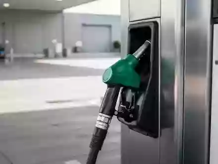 Eine LPG-Zapfsäule auf einem Tankstellengelände bei natürlichem Tageslicht. - Foto: über boerse-global.de