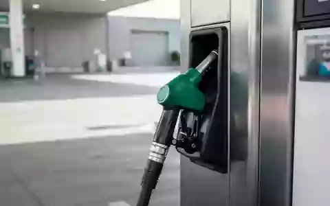 Eine LPG-Zapfsäule auf einem Tankstellengelände bei natürlichem Tageslicht. - Foto: über boerse-global.de
