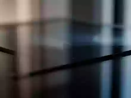 Abstrakte, dunkle Glasoberfläche mit weichen Lichtreflexionen als Symbol für digitale Privatsphäre und Datensicherheit. - Foto: über boerse-global.de