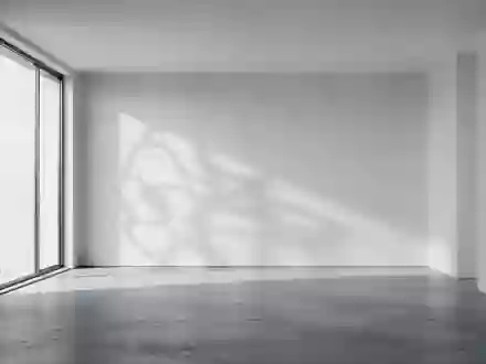 Ein minimalistisch gestalteter, leerer Raum mit poliertem Betonboden und sanftem Lichteinfall durch ein Fenster. - Foto: über boerse-global.de