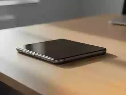 Ein modernes Smartphone liegt auf einem minimalistischen Schreibtisch in einer professionellen Büroumgebung. - Foto: über boerse-global.de