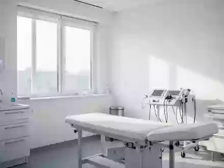 Ein heller, minimalistischer klinischer Untersuchungsraum mit weichem Tageslicht und steriler Atmosphäre. - Foto: über boerse-global.de