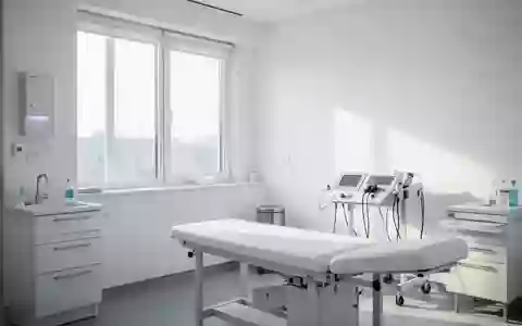 Ein heller, minimalistischer klinischer Untersuchungsraum mit weichem Tageslicht und steriler Atmosphäre. - Foto: über boerse-global.de