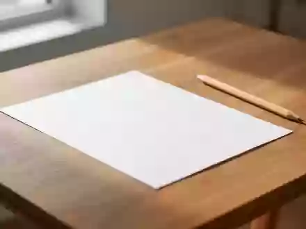 Ein leeres Blatt Papier mit einem dezenten Raster und ein Bleistift auf einem hölzernen Schreibtisch in ruhigem Licht. - Foto: über boerse-global.de