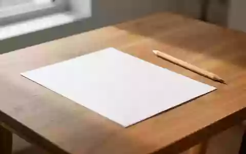 Ein leeres Blatt Papier mit einem dezenten Raster und ein Bleistift auf einem hölzernen Schreibtisch in ruhigem Licht. - Foto: über boerse-global.de