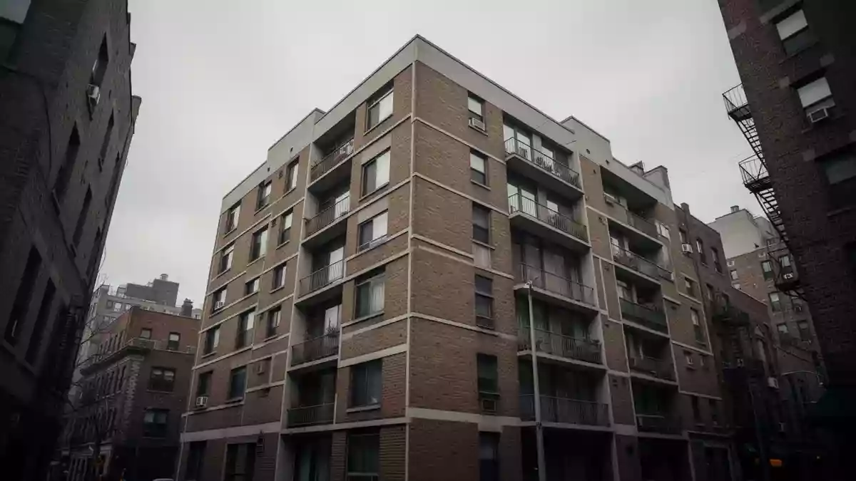 Fassade eines städtischen Wohnhauses bei bewölktem Himmel Illustration mit AI erstellt.