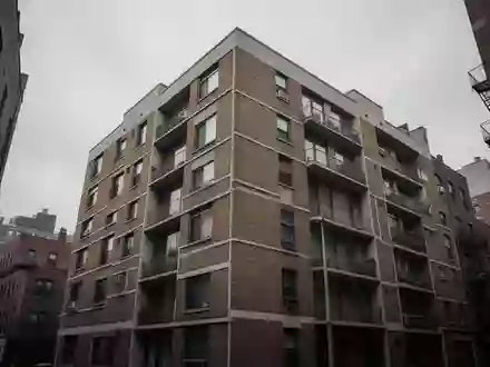 Fassade eines städtischen Wohnhauses bei bewölktem Himmel - Foto: über boerse-global.de