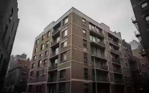 Fassade eines städtischen Wohnhauses bei bewölktem Himmel - Foto: über boerse-global.de
