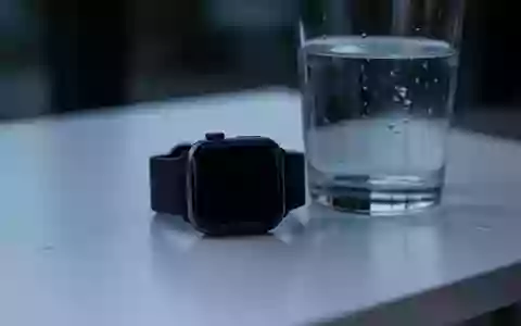 Symbolbild: Smartwatch neben einem Glas Wasser - Foto: über boerse-global.de