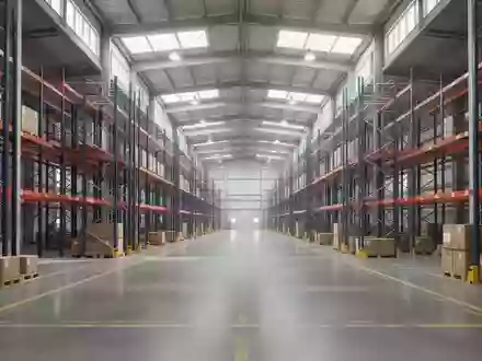 Weitläufiges, modernes Logistikzentrum mit hohen Regalen und poliertem Betonboden in einer Industriehalle. - Foto: über boerse-global.de