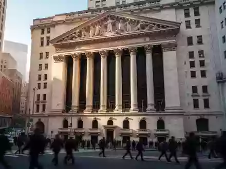Die Fassade der New York Stock Exchange an der Wall Street bei hellem Tageslicht. - Foto: über boerse-global.de