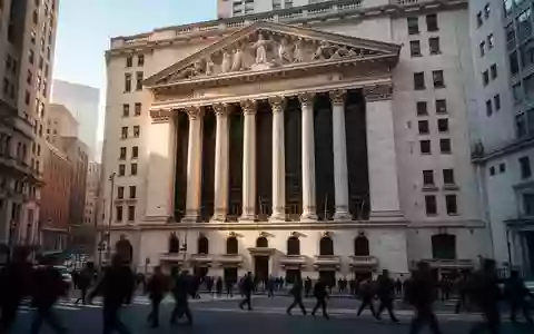 Die Fassade der New York Stock Exchange an der Wall Street bei hellem Tageslicht. - Foto: über boerse-global.de