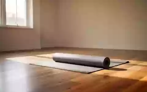 Ein heller, leerer Gymnastikraum mit einer einzelnen ausgerollten Yogamatte auf einem Holzboden. - Foto: über boerse-global.de