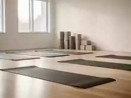 Ein heller, minimalistischer Übungsraum mit ausgelegten Fitnessmatten, Schaumstoffrollen und Yoga-Blöcken in einer ruhigen Umgebung. - Foto: über boerse-global.de