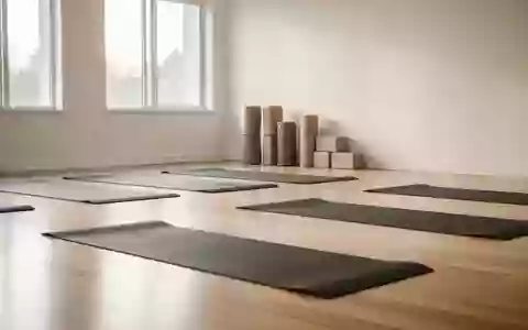 Ein heller, minimalistischer Übungsraum mit ausgelegten Fitnessmatten, Schaumstoffrollen und Yoga-Blöcken in einer ruhigen Umgebung. - Foto: über boerse-global.de