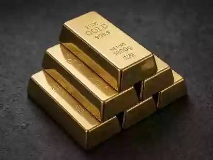 Gestapelte Goldbarren auf einer dunklen, texturierten Oberfläche in natürlichem Licht. - Foto: über boerse-global.de