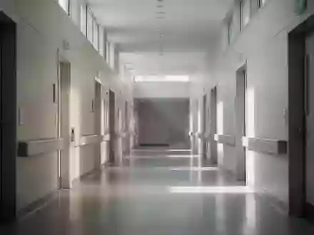 Ein leerer, modern gestalteter Krankenhausflur mit hellem Tageslicht und neutraler Architektur. - Foto: über boerse-global.de