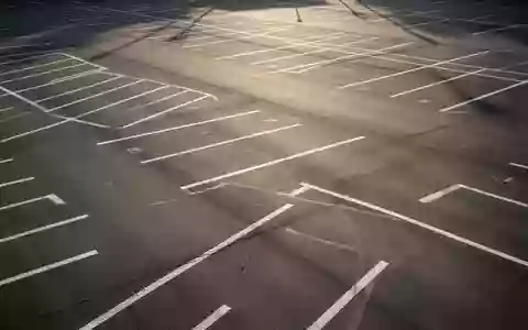 Leerer Parkplatz mit markierten Stellflächen und Fahrgassen aus der Vogelperspektive bei Tageslicht - Foto: über boerse-global.de