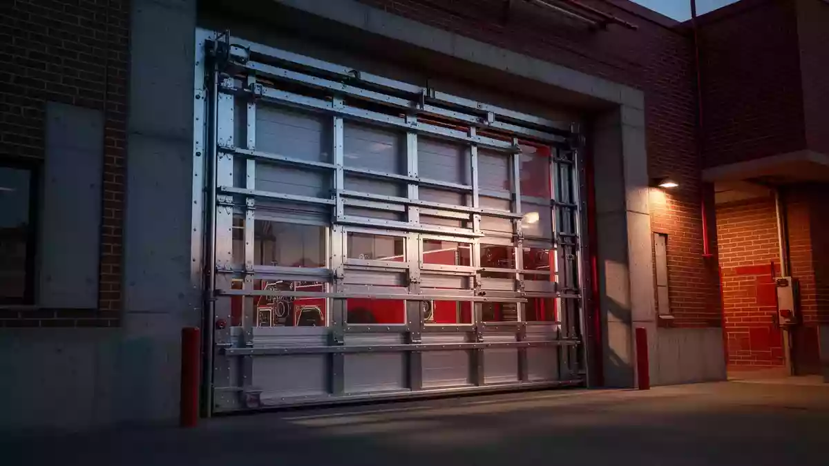 Robuste Stahltore eines Feuerwehrhauses in der Dämmerung als Symbol für baulichen Einbruchschutz. Illustration mit AI erstellt.