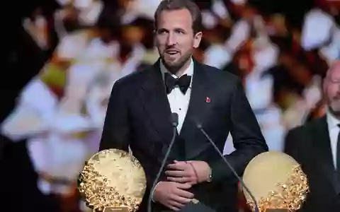 Harry Kane ist mit dem Ballon d'Or ausgezeichnet worden. - Foto: Kin Cheung/AP/dpa