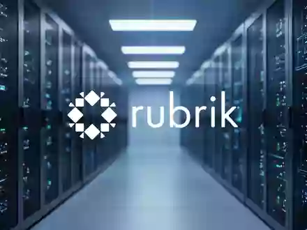 Abstrakte Darstellung eines modernen Rechenzentrums mit blauer Beleuchtung als Symbol für Cloud-Infrastruktur und IT-Sicherheit. - Foto: über boerse-global.de