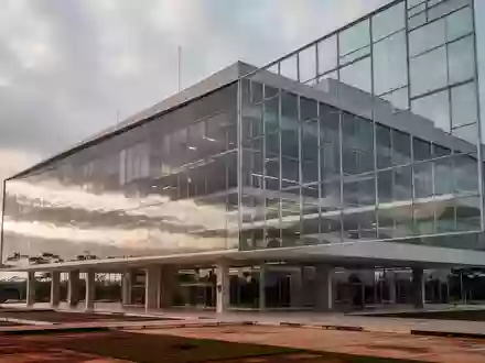 Moderne Glas- und Stahlfassade eines Bankgebäudes bei bewölktem Himmel in Brasilia. - Foto: über boerse-global.de