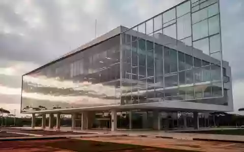 Moderne Glas- und Stahlfassade eines Bankgebäudes bei bewölktem Himmel in Brasilia. - Foto: über boerse-global.de