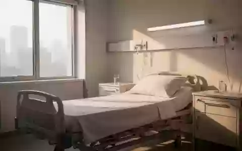 Ein heller, ruhiger Krankenhausraum mit einem unbesetzten Bett und sanftem Tageslicht. - Foto: über boerse-global.de