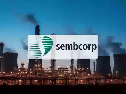 Industrielle Erdgasanlage bei Dämmerung mit atmosphärischer Beleuchtung. - Foto: über boerse-global.de